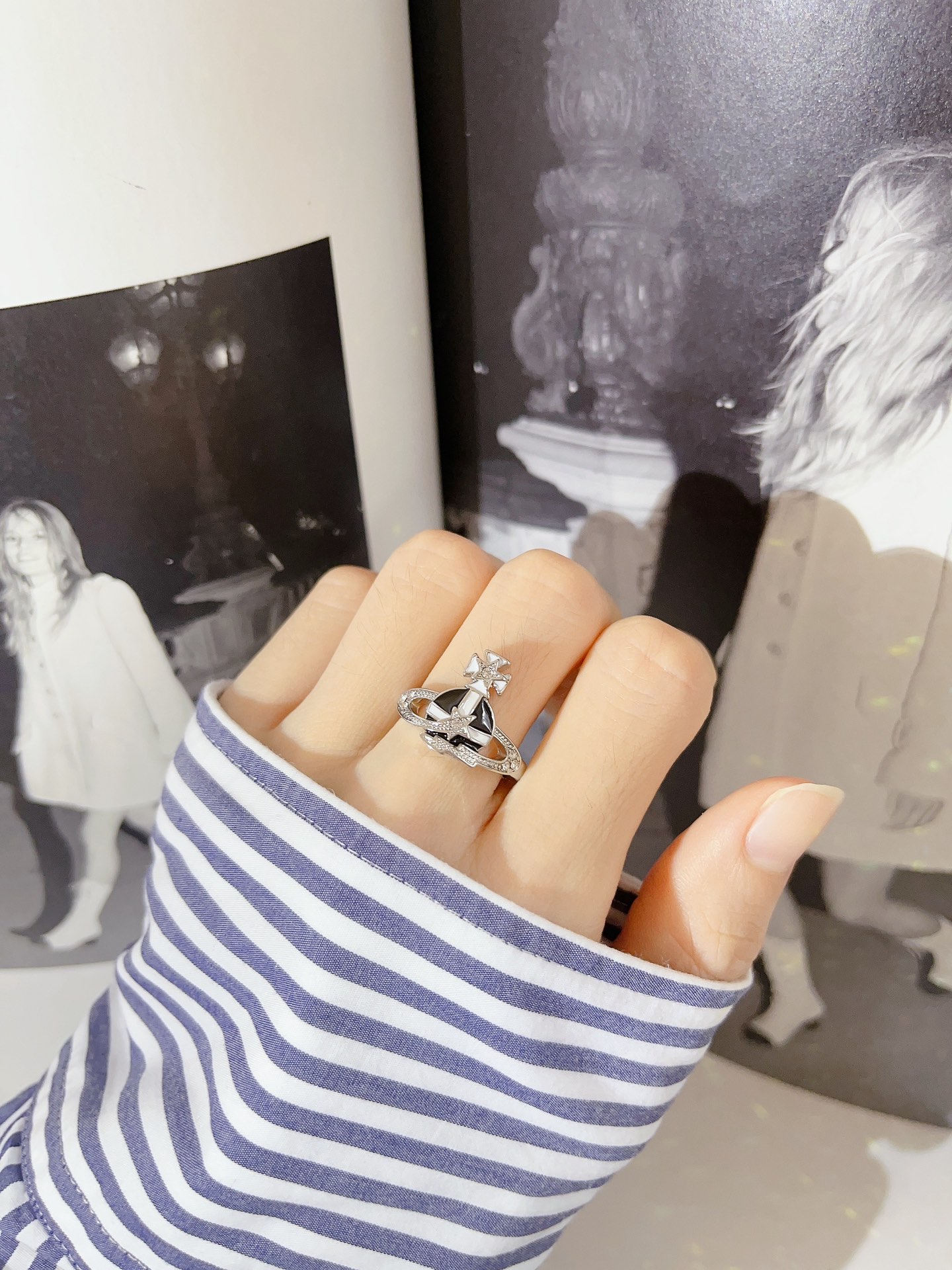 Western Queen’s Star Ring: Saturn’s Timeless Black-and-White Fashion Trend. - 图片 7