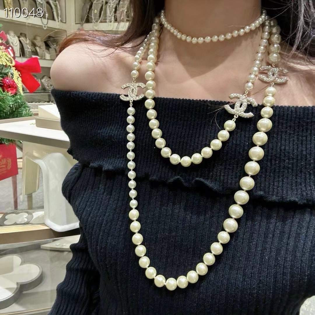 Chanel 100周年3个双c珍珠毛衣链
呼声最高的珍珠项链，小香100周年双C经典款珍珠毛衣链
一条