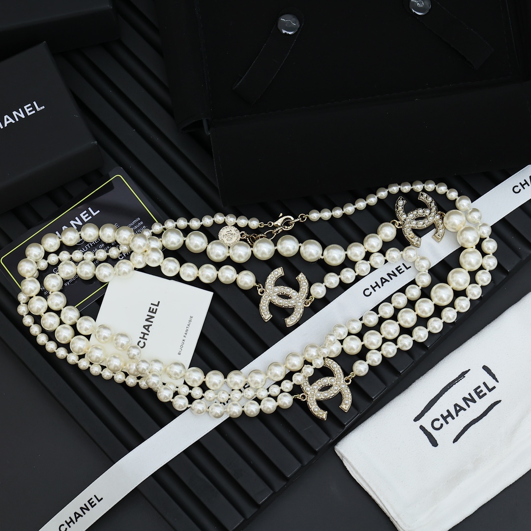 Chanel 100周年3个双c珍珠毛衣链
呼声最高的珍珠项链，小香100周年双C经典款珍珠毛衣链
一条