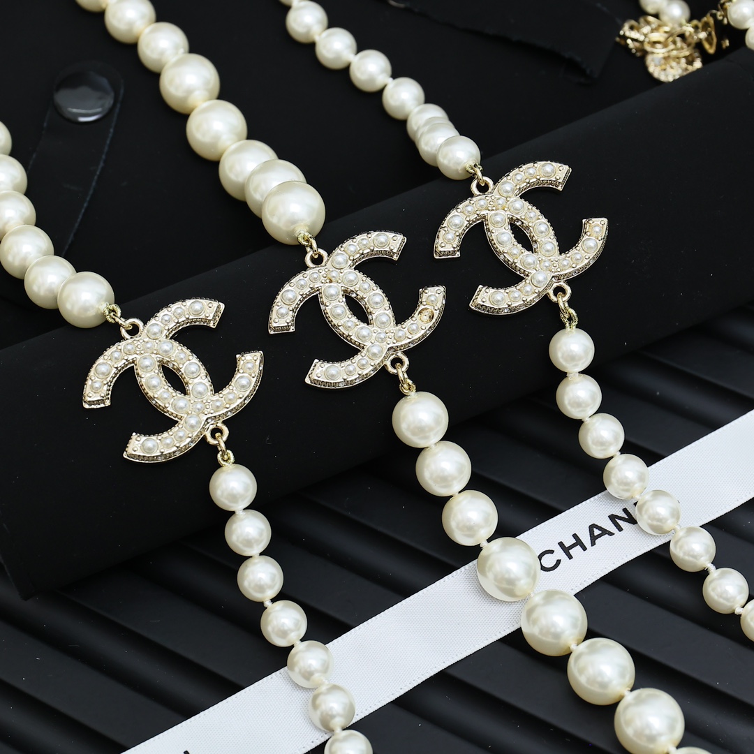 Chanel 100周年3个双c珍珠毛衣链
呼声最高的珍珠项链，小香100周年双C经典款珍珠毛衣链
一条