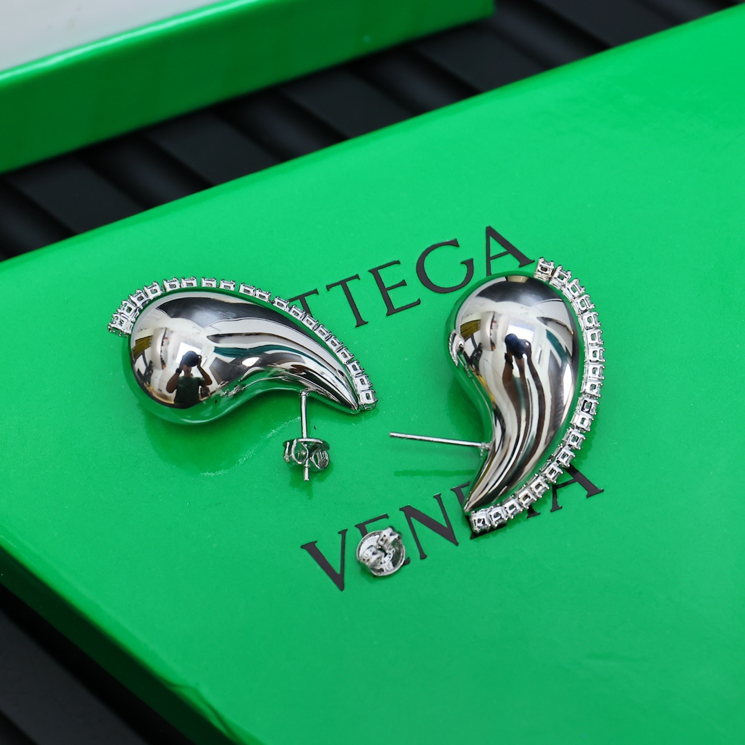  BOTTEGA VENENTA 
BV水滴项链与众不同的设计 个性十足 
颠覆你对传统耳环的印象 使其
