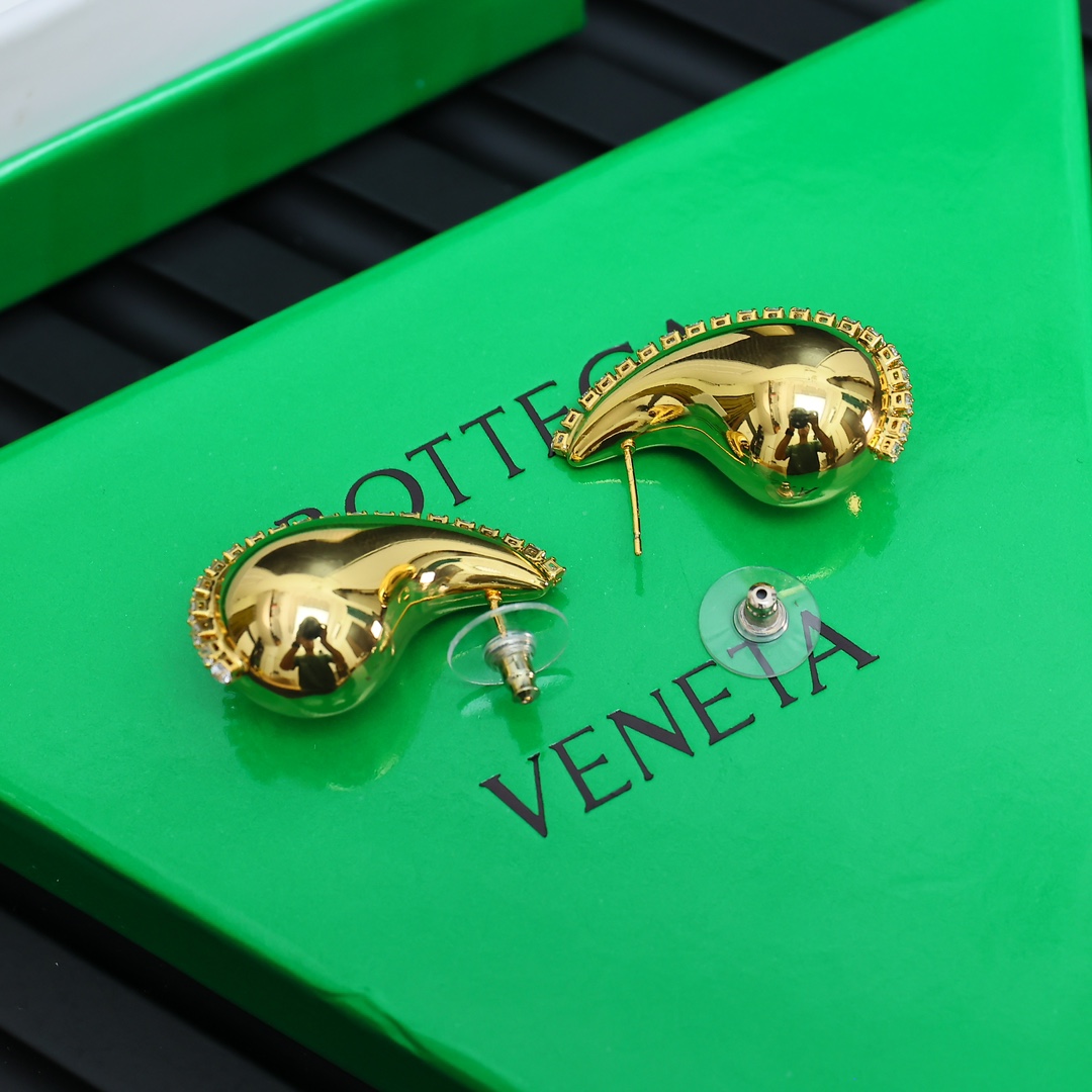  BOTTEGA VENENTA 
BV水滴项链与众不同的设计 个性十足 
颠覆你对传统耳环的印象 使其