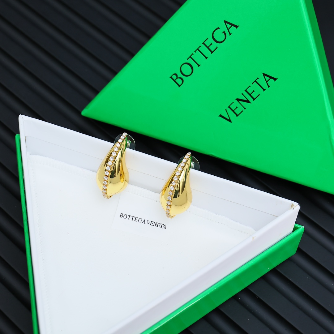  BOTTEGA VENENTA 
BV水滴项链与众不同的设计 个性十足 
颠覆你对传统耳环的印象 使其