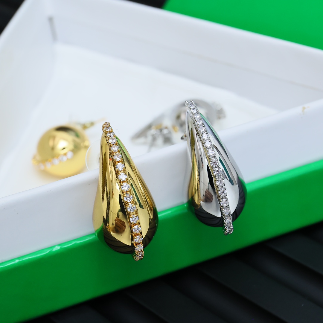  BOTTEGA VENENTA 
BV水滴项链与众不同的设计 个性十足 
颠覆你对传统耳环的印象 使其