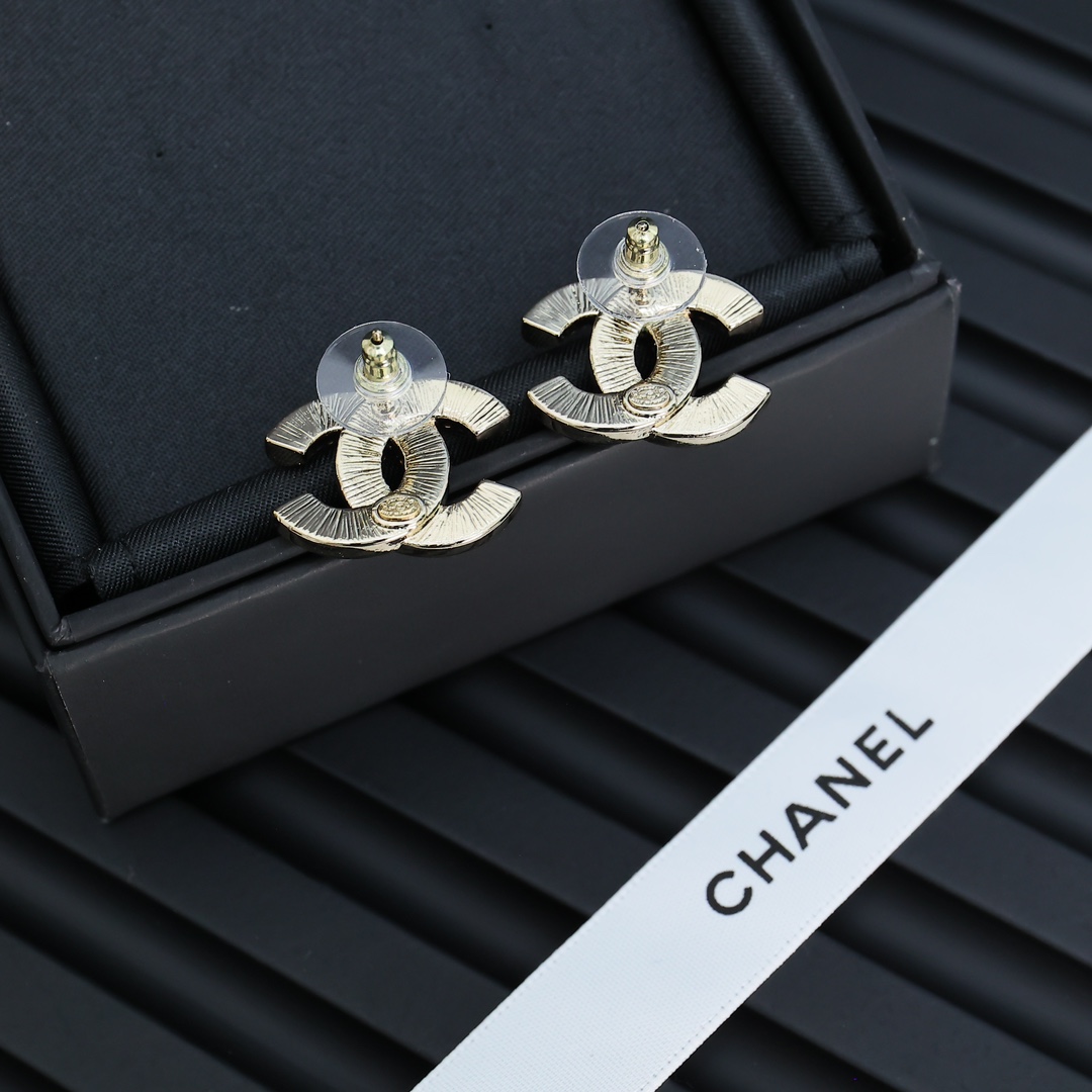  CHANEL🥰🥰树脂间钻双c耳钉
真的会沦陷于这副耳钉里~
香奈2经典双c耳钉镶钻+树脂的碰撞💕💕
质