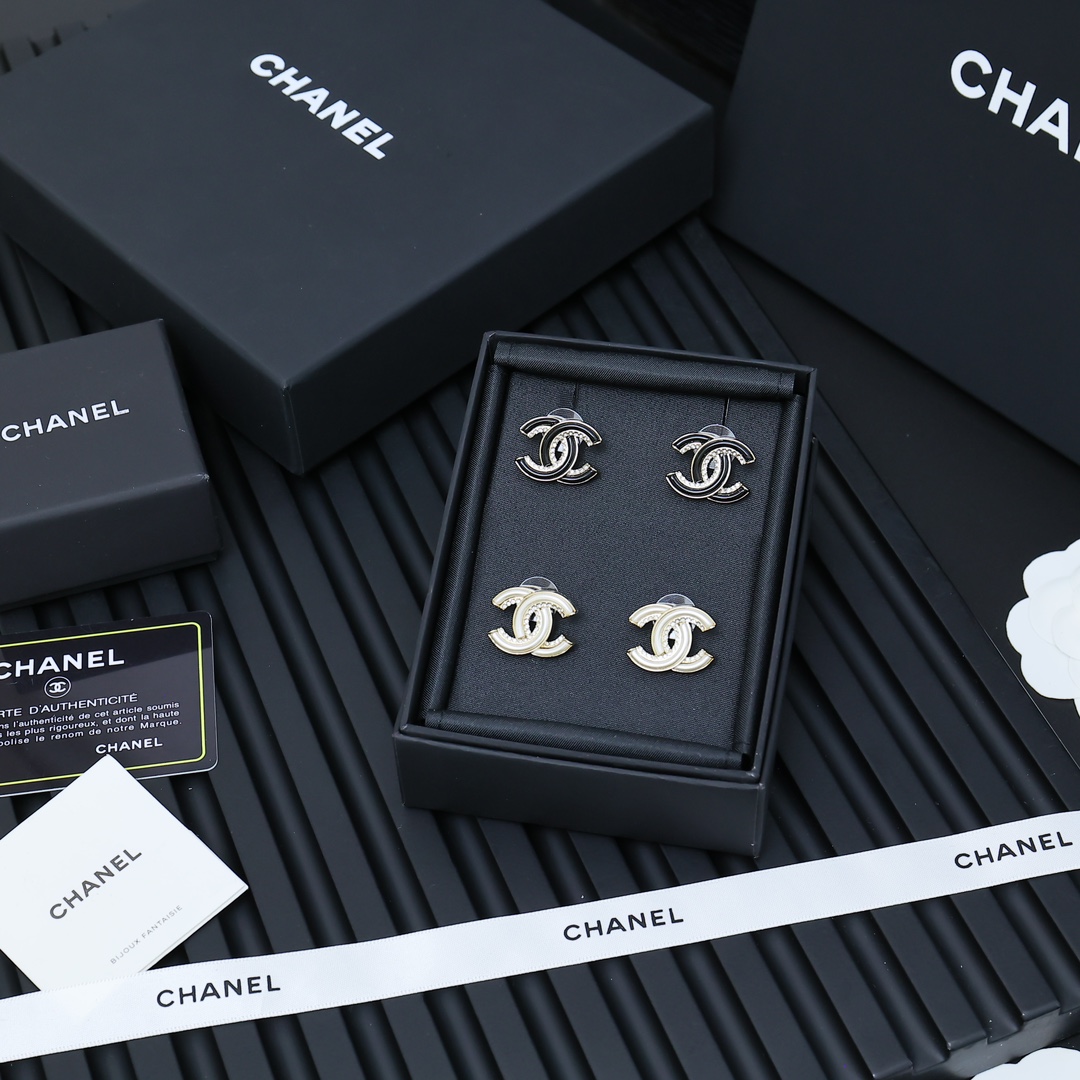  CHANEL🥰🥰树脂间钻双c耳钉
真的会沦陷于这副耳钉里~
香奈2经典双c耳钉镶钻+树脂的碰撞💕💕
质