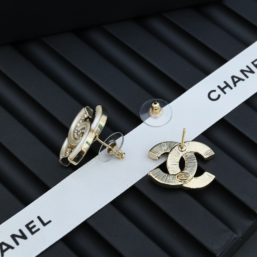  CHANEL🥰🥰树脂间钻双c耳钉
真的会沦陷于这副耳钉里~
香奈2经典双c耳钉镶钻+树脂的碰撞💕💕
质