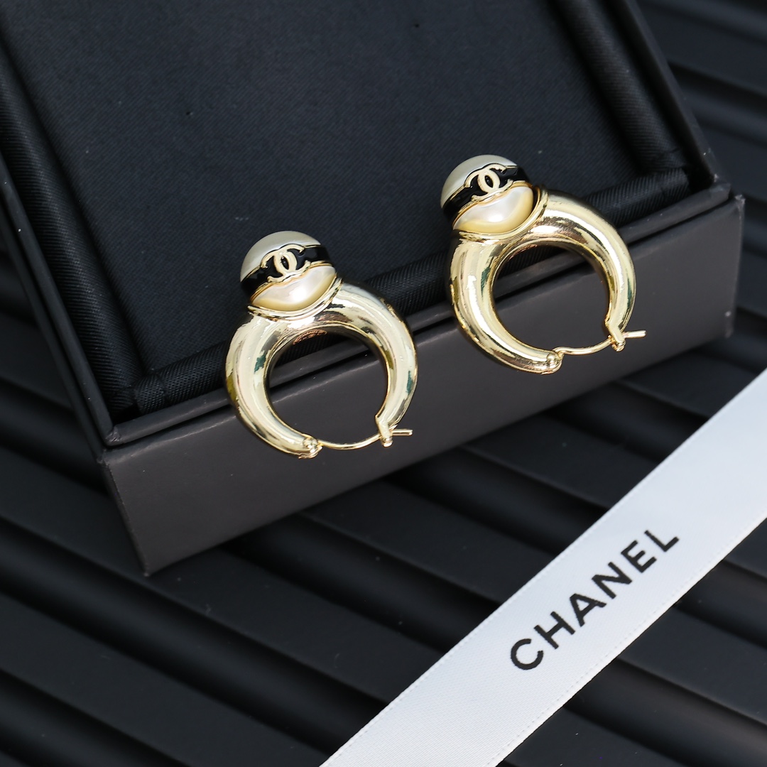  Chanel  珍珠豆熊猫配色珐琅双c耳环绝美
香 珍珠豆黑色珐琅双c耳环绝美系列!😍😍
太爱啦 经典