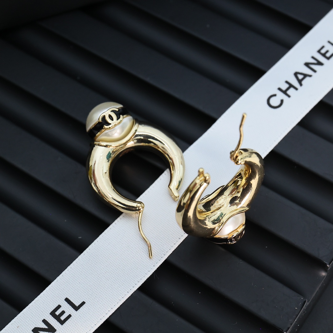  Chanel  珍珠豆熊猫配色珐琅双c耳环绝美
香 珍珠豆黑色珐琅双c耳环绝美系列!😍😍
太爱啦 经典