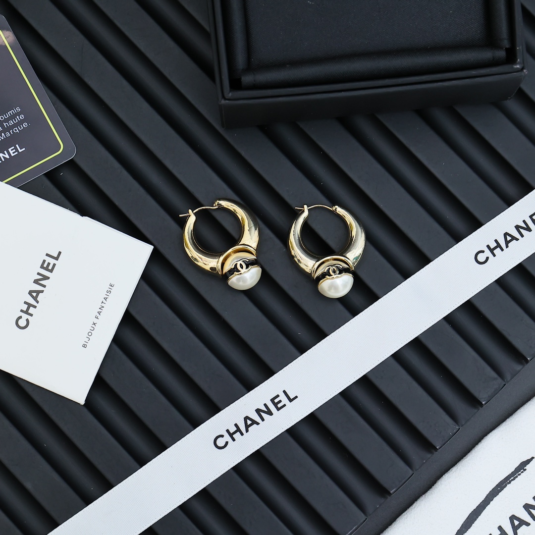  Chanel  珍珠豆熊猫配色珐琅双c耳环绝美
香 珍珠豆黑色珐琅双c耳环绝美系列!😍😍
太爱啦 经典