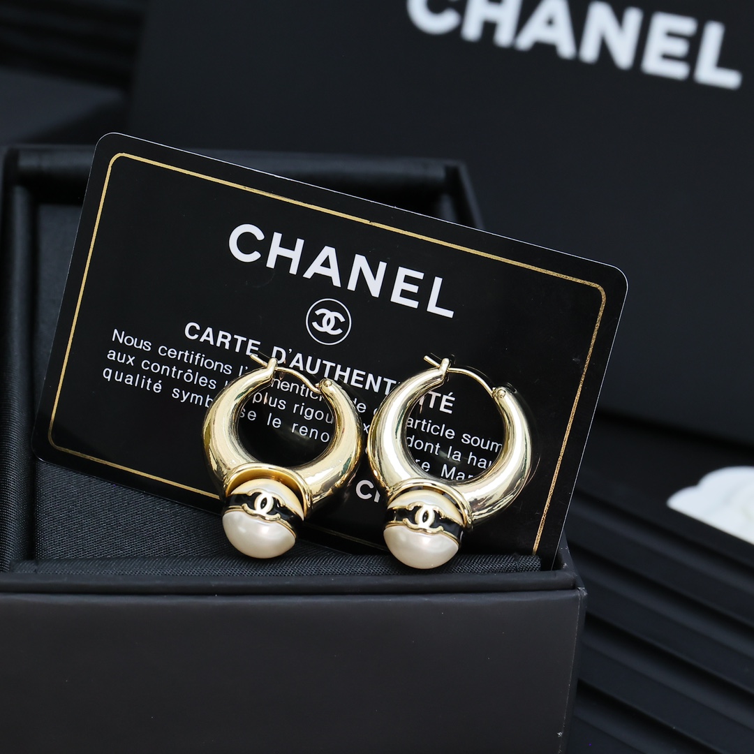  Chanel  珍珠豆熊猫配色珐琅双c耳环绝美
香 珍珠豆黑色珐琅双c耳环绝美系列!😍😍
太爱啦 经典