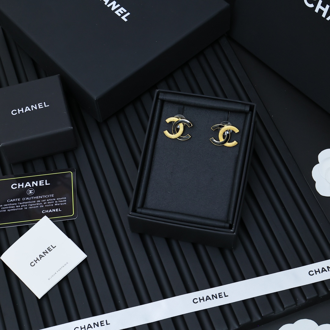  Chanel金边浮雕➕黑色珐琅双C耳钉
黑色珐琅 十立体浮雕组成的经典双C呈现复古浪漫的氛围一年四季高