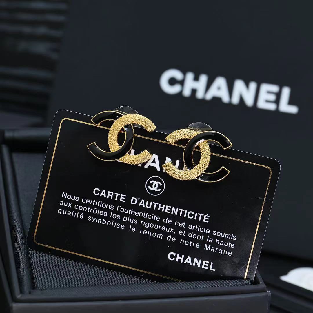  Chanel金边浮雕➕黑色珐琅双C耳钉
黑色珐琅 十立体浮雕组成的经典双C呈现复古浪漫的氛围一年四季高