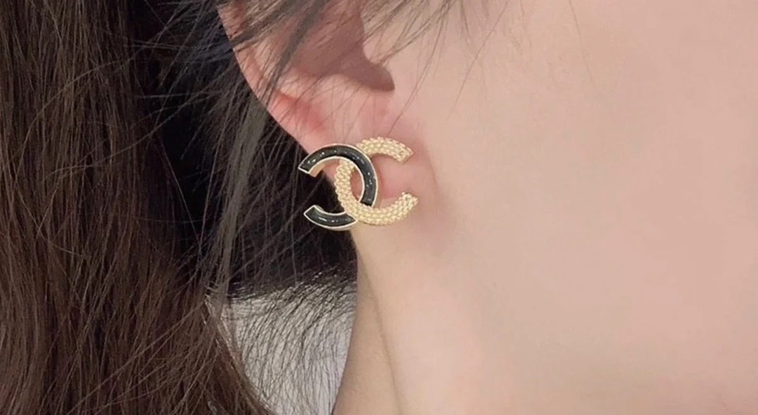  Chanel金边浮雕➕黑色珐琅双C耳钉
黑色珐琅 十立体浮雕组成的经典双C呈现复古浪漫的氛围一年四季高