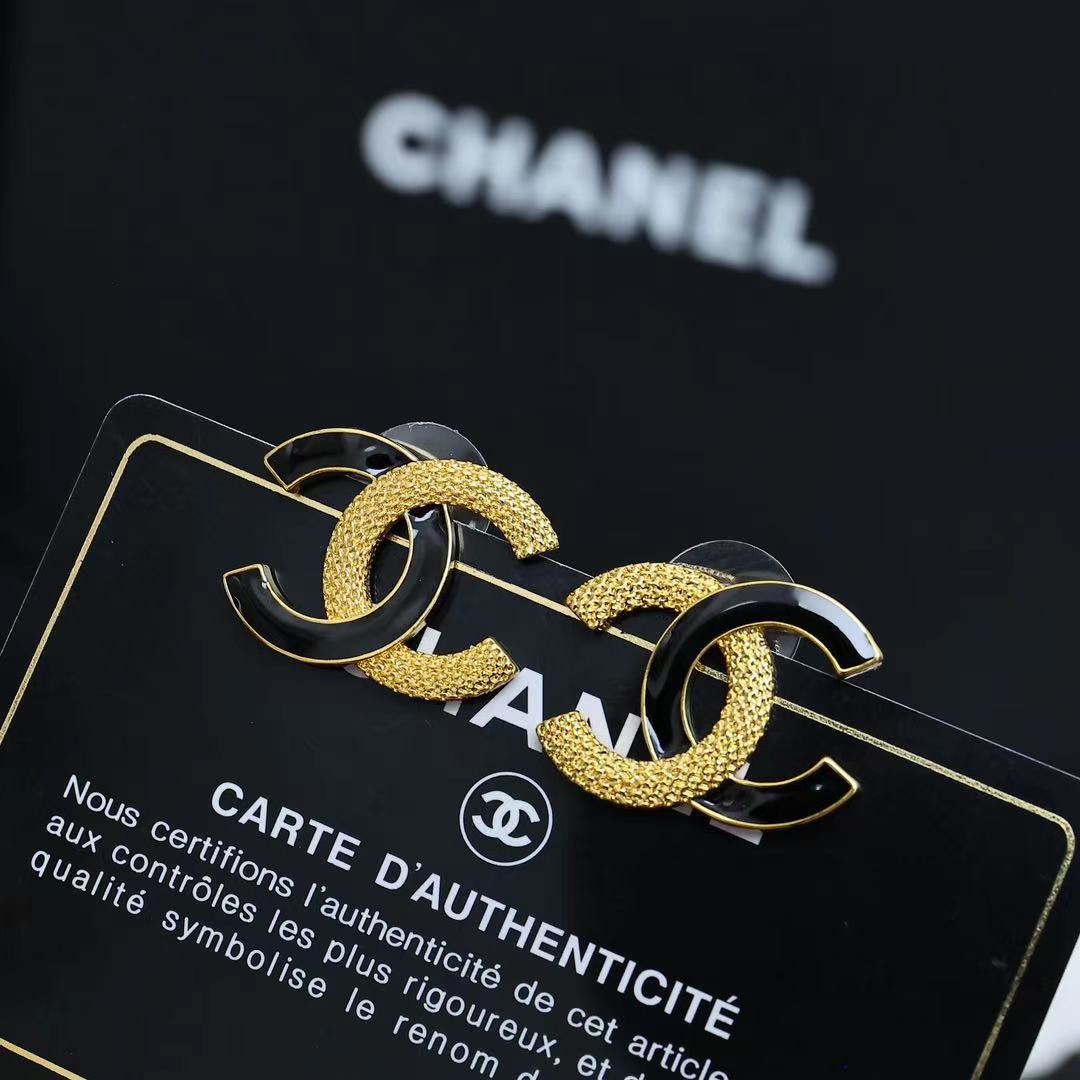  Chanel金边浮雕➕黑色珐琅双C耳钉
黑色珐琅 十立体浮雕组成的经典双C呈现复古浪漫的氛围一年四季高