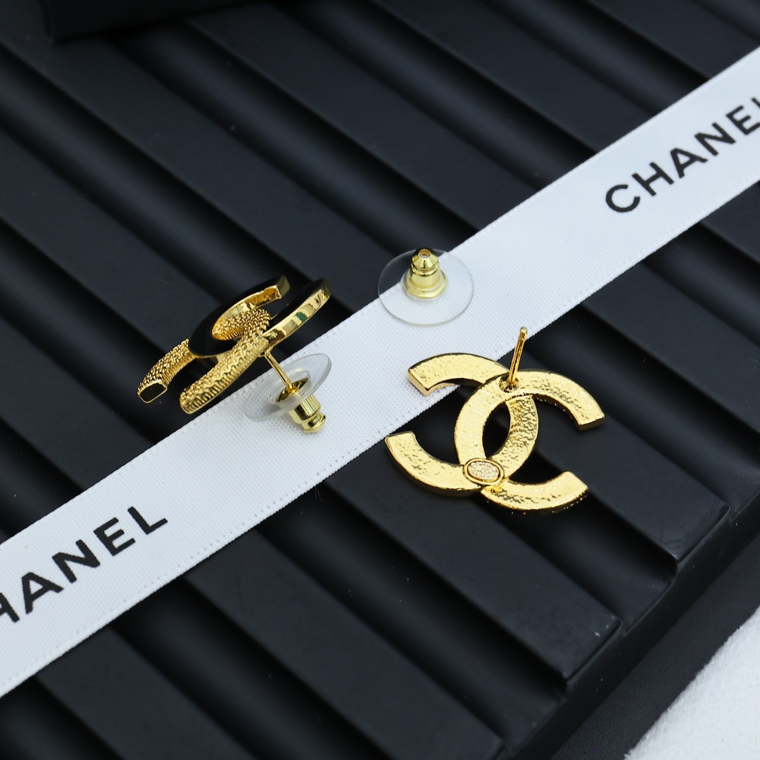  Chanel金边浮雕➕黑色珐琅双C耳钉
黑色珐琅 十立体浮雕组成的经典双C呈现复古浪漫的氛围一年四季高
