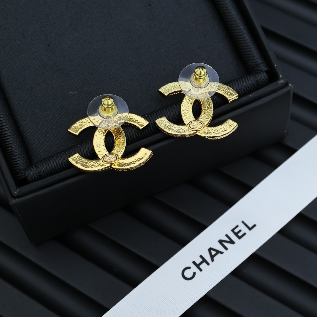  Chanel金边浮雕➕黑色珐琅双C耳钉
黑色珐琅 十立体浮雕组成的经典双C呈现复古浪漫的氛围一年四季高