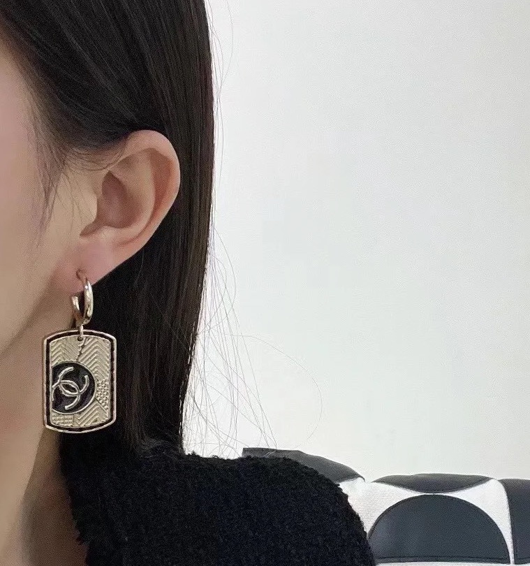CHANEL中古款牌牌大耳环绝美又酷飒的一款大女主耳环，😍😍😍