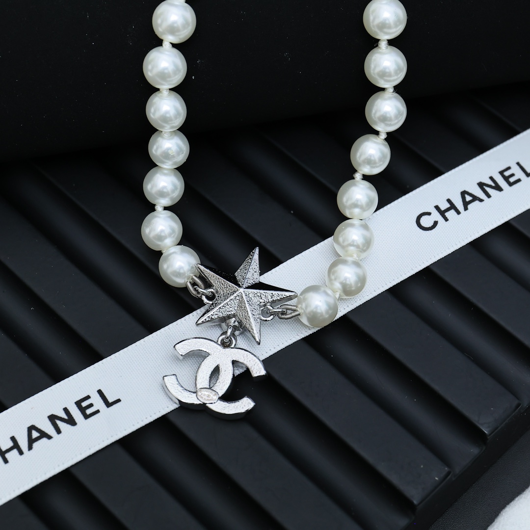  Chanel 星星珍珠项链
你不必仰望，你自己就是那颗最亮的星星
把星星★戴在脖子上，爱自己才是终身的