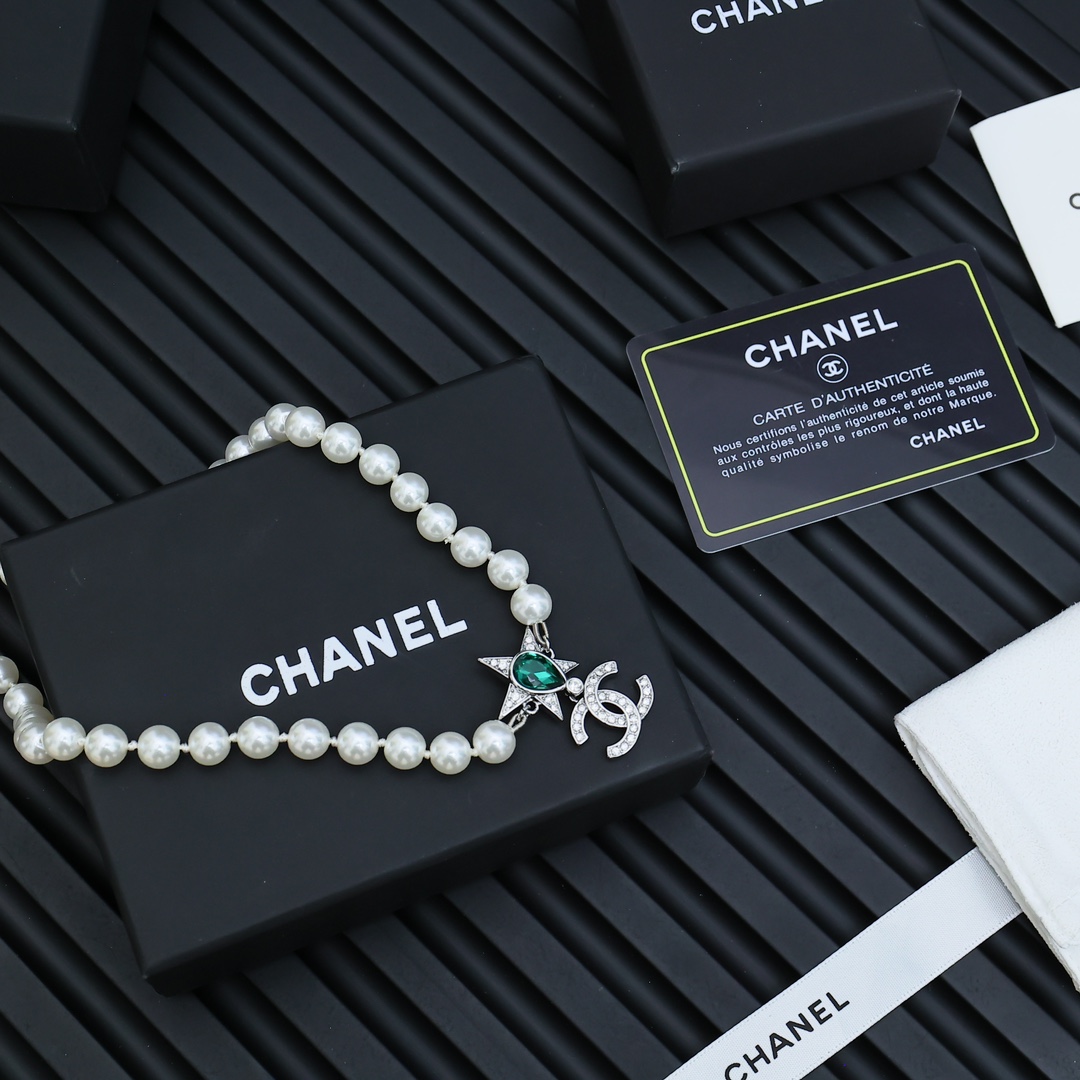  Chanel 星星珍珠项链
你不必仰望，你自己就是那颗最亮的星星
把星星★戴在脖子上，爱自己才是终身的