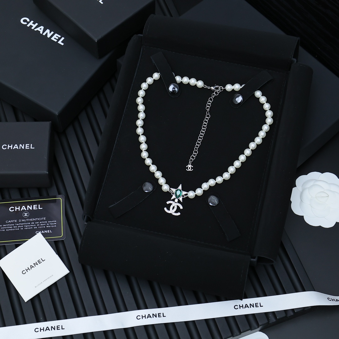  Chanel 星星珍珠项链
你不必仰望，你自己就是那颗最亮的星星
把星星★戴在脖子上，爱自己才是终身的