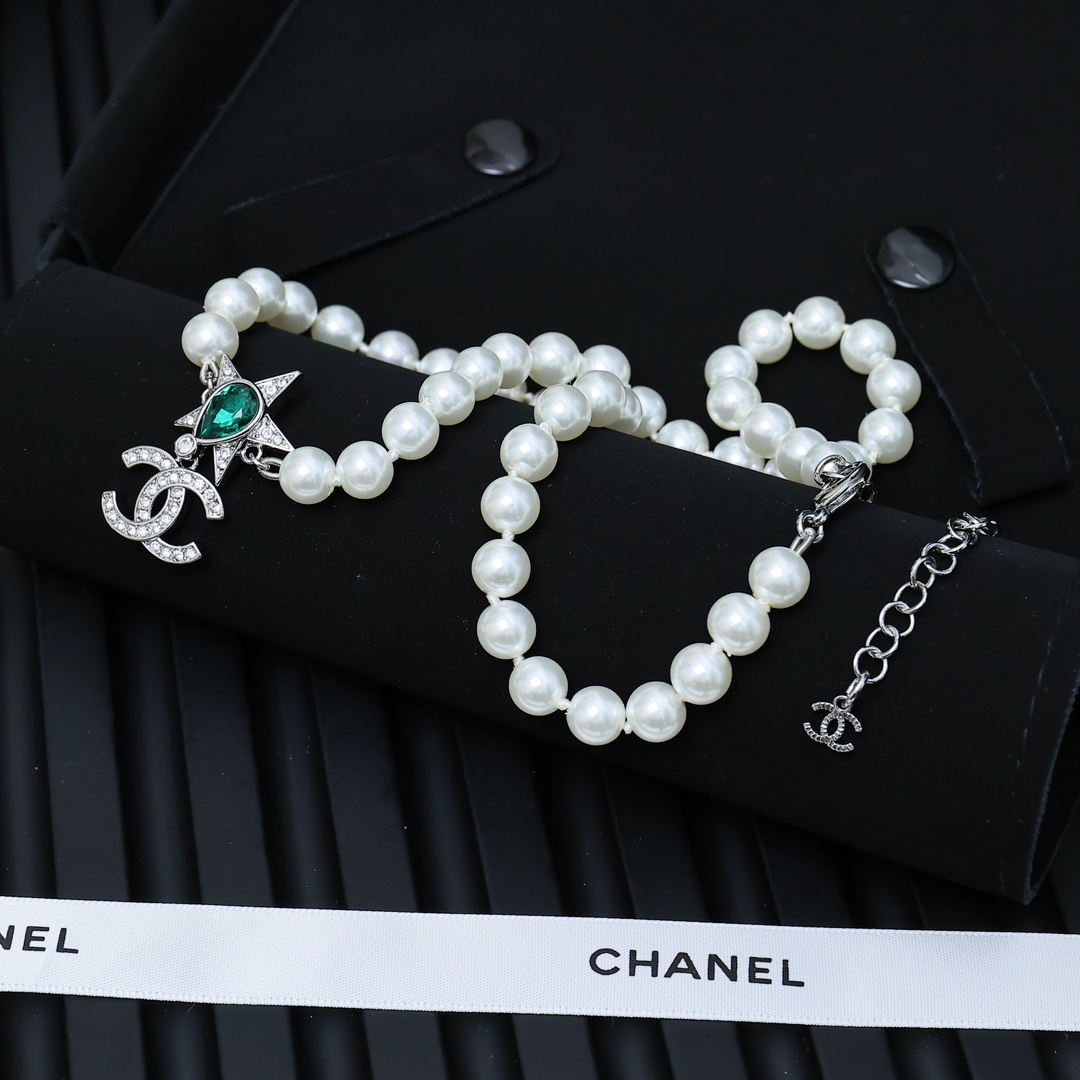  Chanel 星星珍珠项链
你不必仰望，你自己就是那颗最亮的星星
把星星★戴在脖子上，爱自己才是终身的