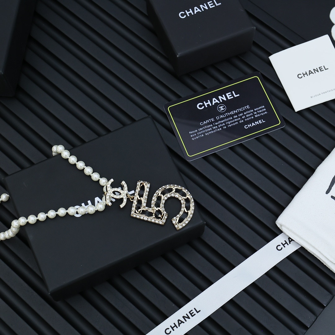 👑Chanel 小香 羊皮5字双C珍珠项链🔱🧚🏻‍♀️日常百搭 经典小香元素 女人味十足 让人爱不释手的