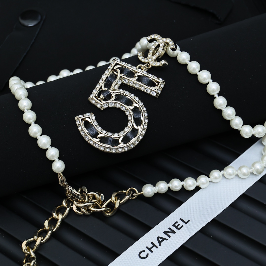 👑Chanel 小香 羊皮5字双C珍珠项链🔱🧚🏻‍♀️日常百搭 经典小香元素 女人味十足 让人爱不释手的