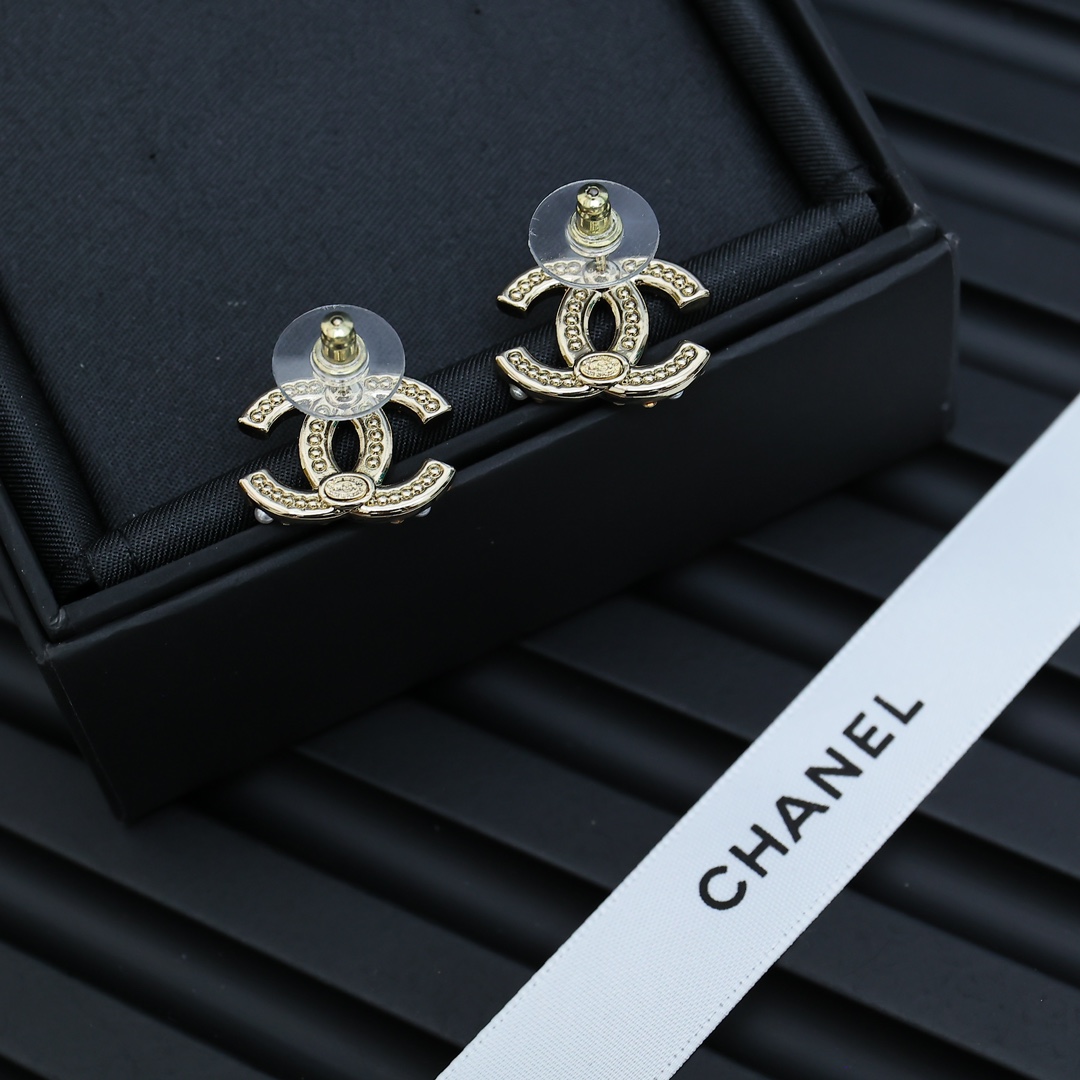  Chanel 双C珍珠间钻耳钉，
自带光泽感 又是被美到的一天！😍😍这个真的太太太漂亮了👏👏戴上大家都