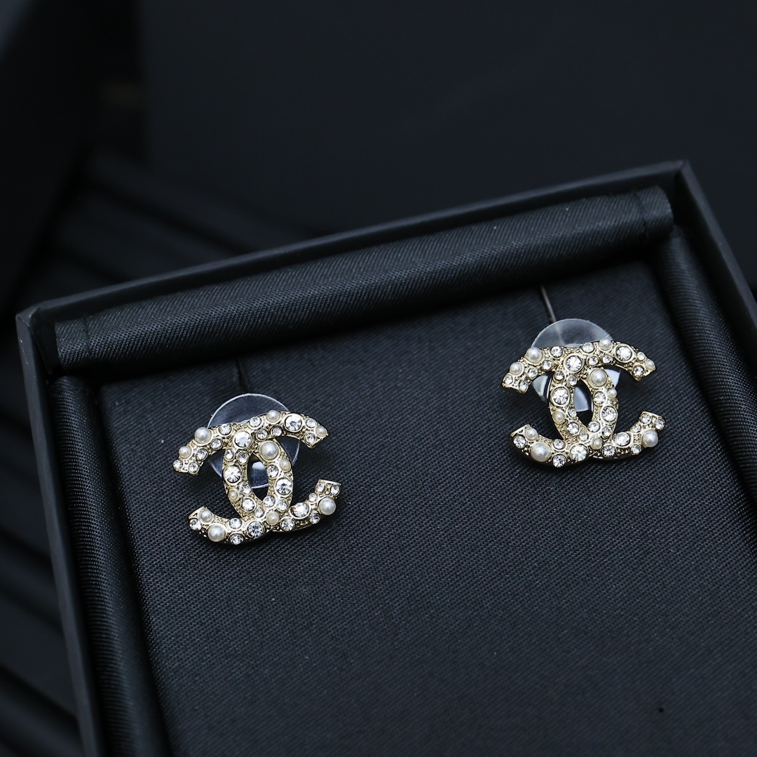  Chanel 双C珍珠间钻耳钉，
自带光泽感 又是被美到的一天！😍😍这个真的太太太漂亮了👏👏戴上大家都