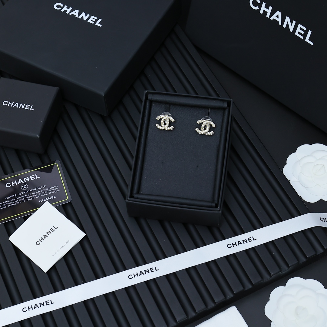  Chanel 双C珍珠间钻耳钉，
自带光泽感 又是被美到的一天！😍😍这个真的太太太漂亮了👏👏戴上大家都