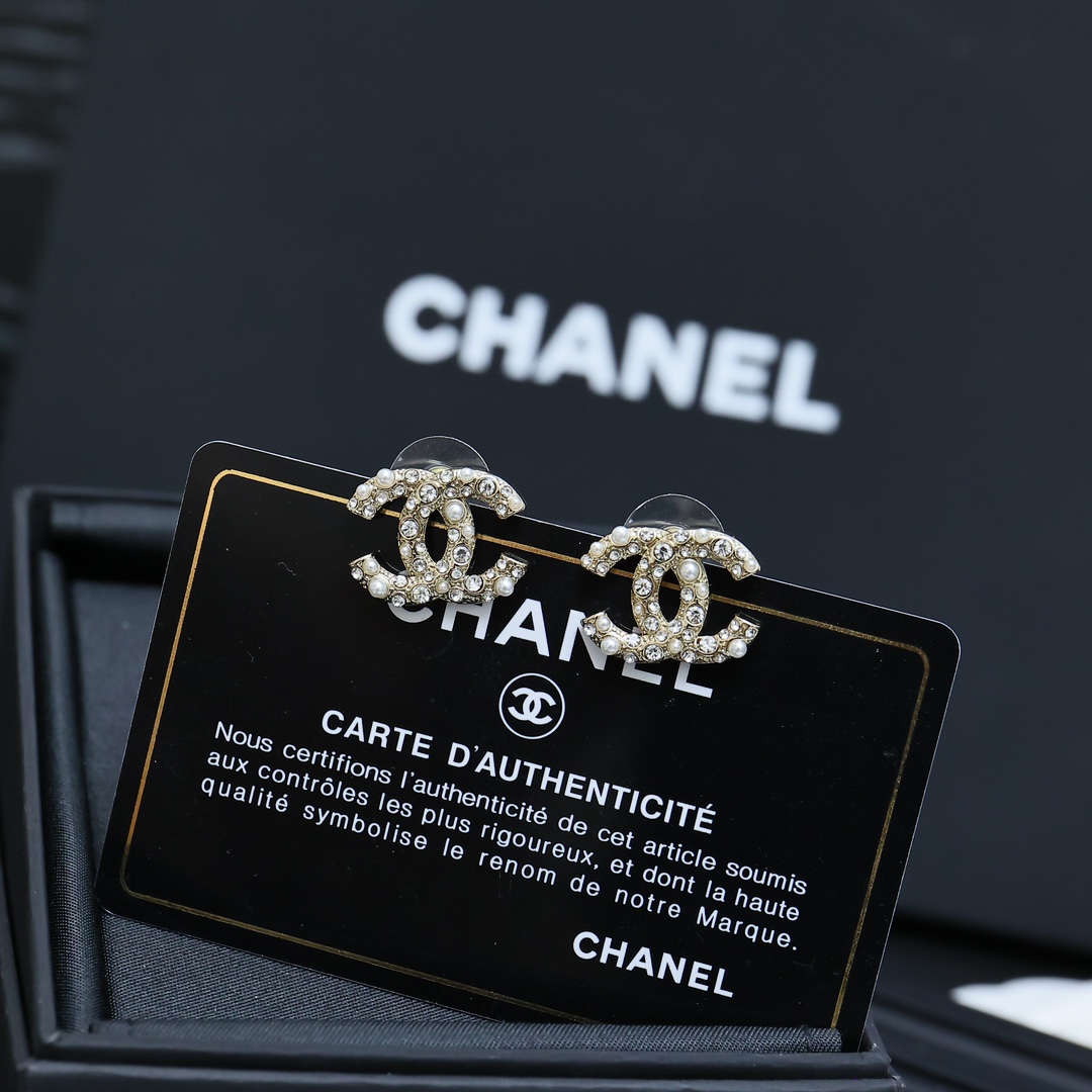  Chanel 双C珍珠间钻耳钉，
自带光泽感 又是被美到的一天！😍😍这个真的太太太漂亮了👏👏戴上大家都