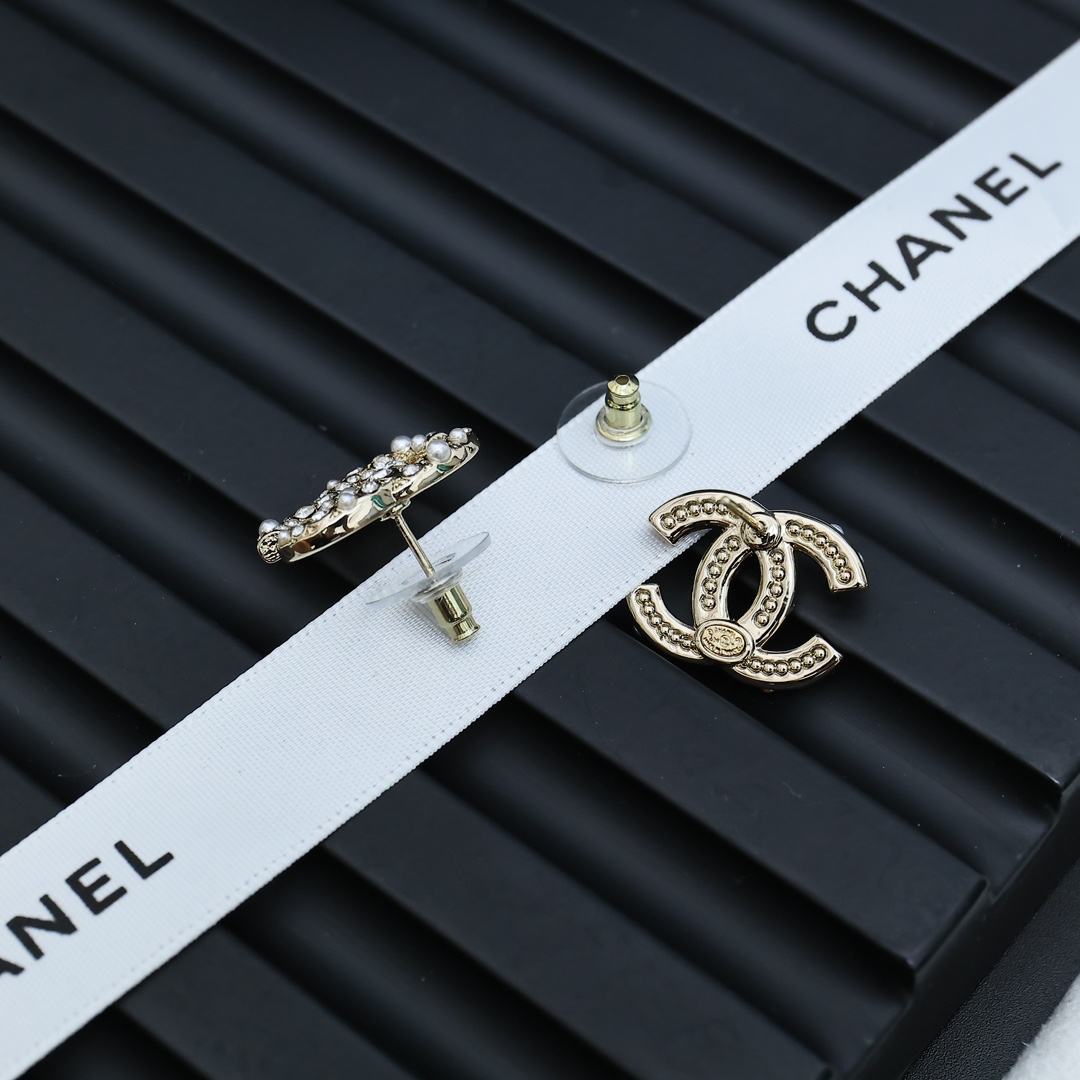  Chanel 双C珍珠间钻耳钉，
自带光泽感 又是被美到的一天！😍😍这个真的太太太漂亮了👏👏戴上大家都