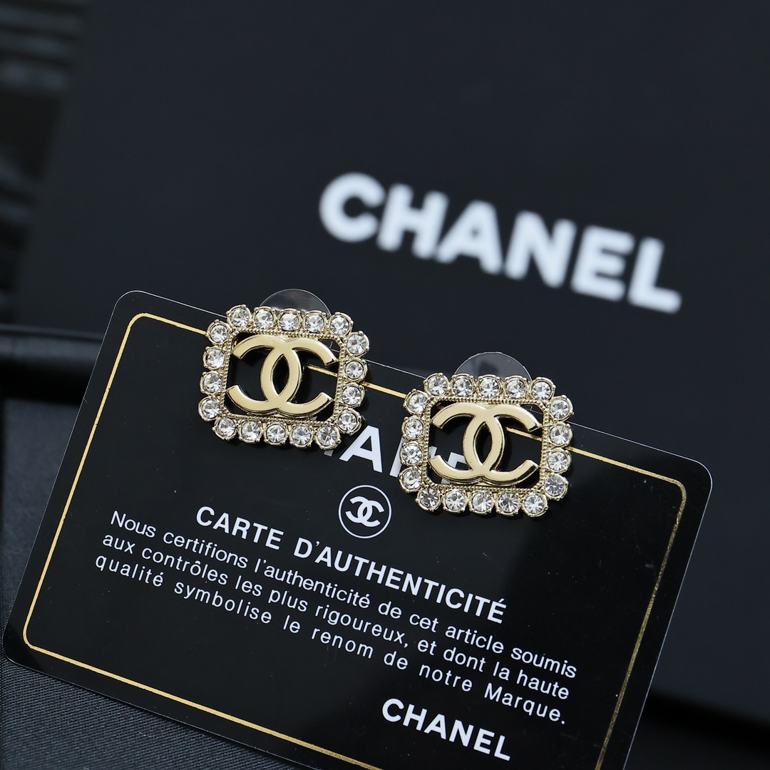 Chanel。。花边方形镂空双c耳钉爆款系列超爱花边钻的设计非常温柔有气质!上边颗颗，强烈推荐 !