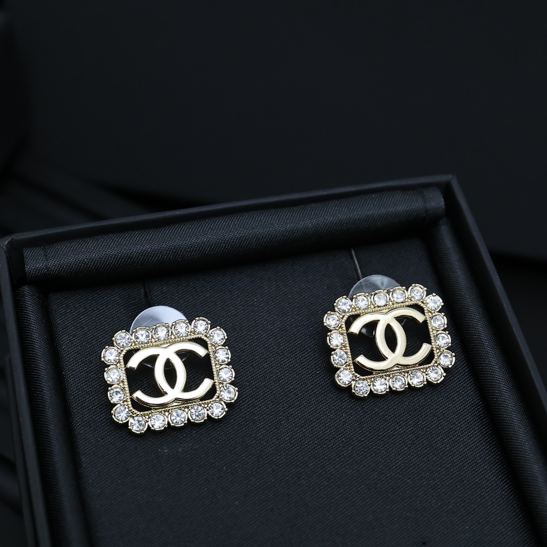 Chanel。。花边方形镂空双c耳钉爆款系列超爱花边钻的设计非常温柔有气质!上边颗颗，强烈推荐 !