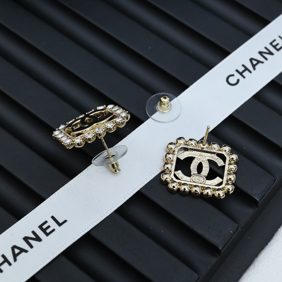 Chanel。。花边方形镂空双c耳钉爆款系列超爱花边钻的设计非常温柔有气质!上边颗颗，强烈推荐 !