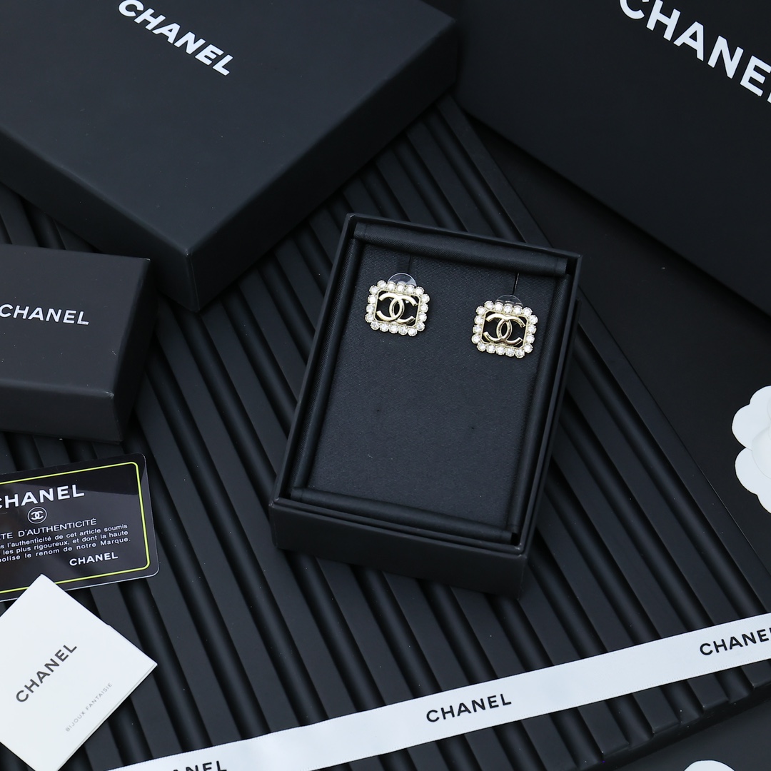 Chanel。。花边方形镂空双c耳钉爆款系列超爱花边钻的设计非常温柔有气质!上边颗颗，强烈推荐 !