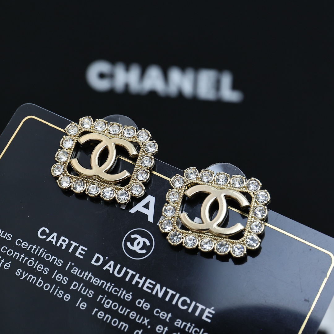 Chanel。。花边方形镂空双c耳钉爆款系列超爱花边钻的设计非常温柔有气质!上边颗颗，强烈推荐 !