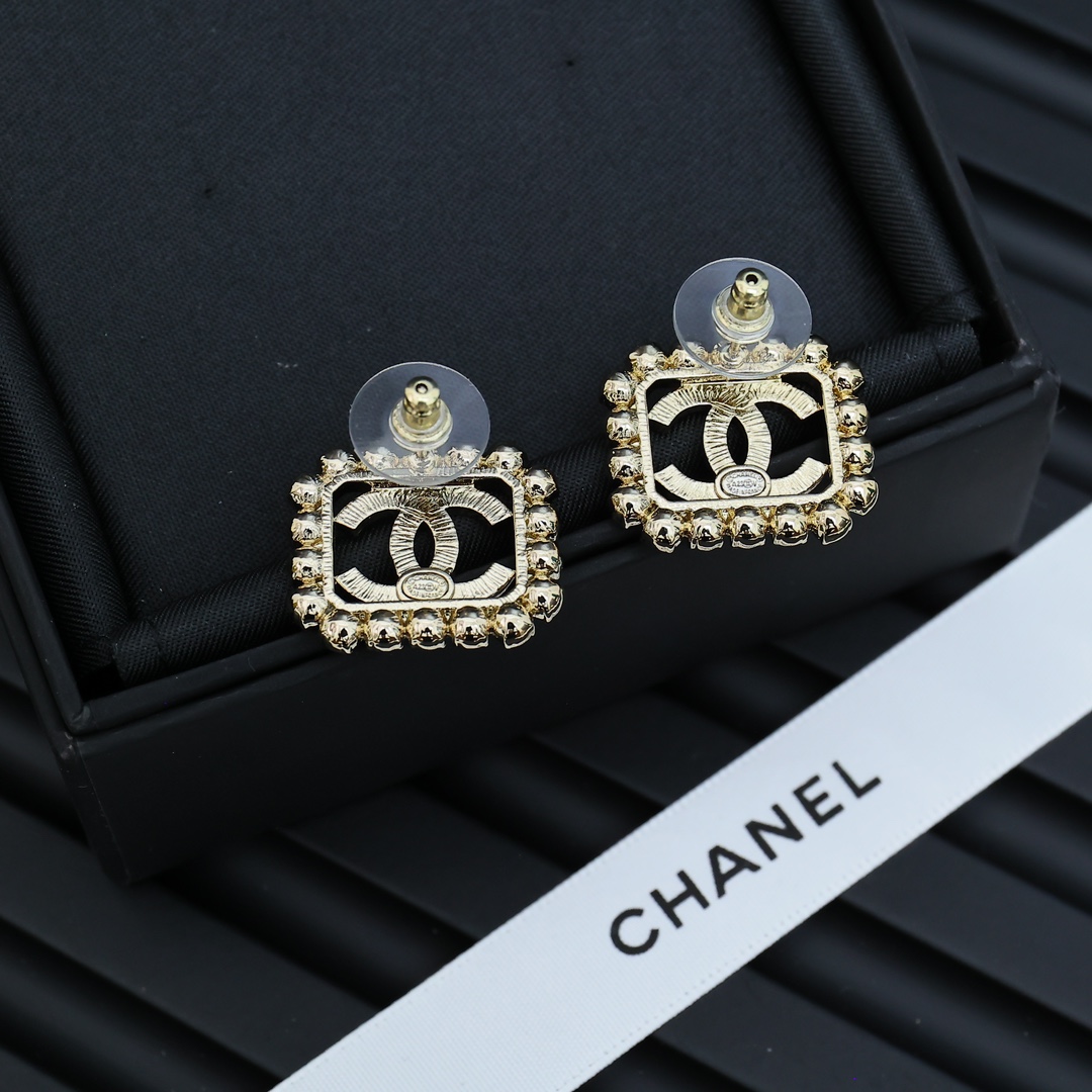 Chanel。。花边方形镂空双c耳钉爆款系列超爱花边钻的设计非常温柔有气质!上边颗颗，强烈推荐 !