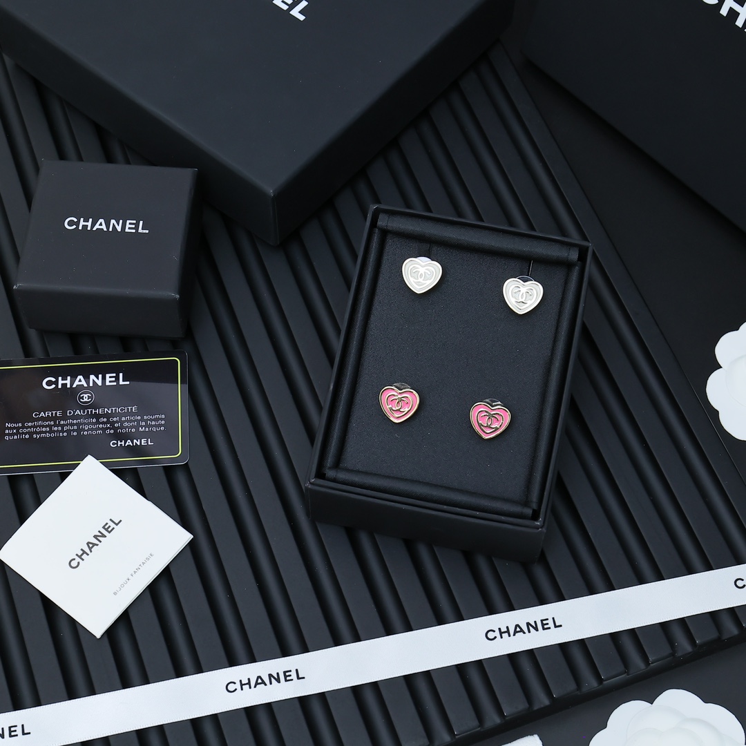  Chanel珐琅爱心耳钉
粉色/奶白色珐琅粉钻桃心系列精致俏皮 
好像小精灵060030