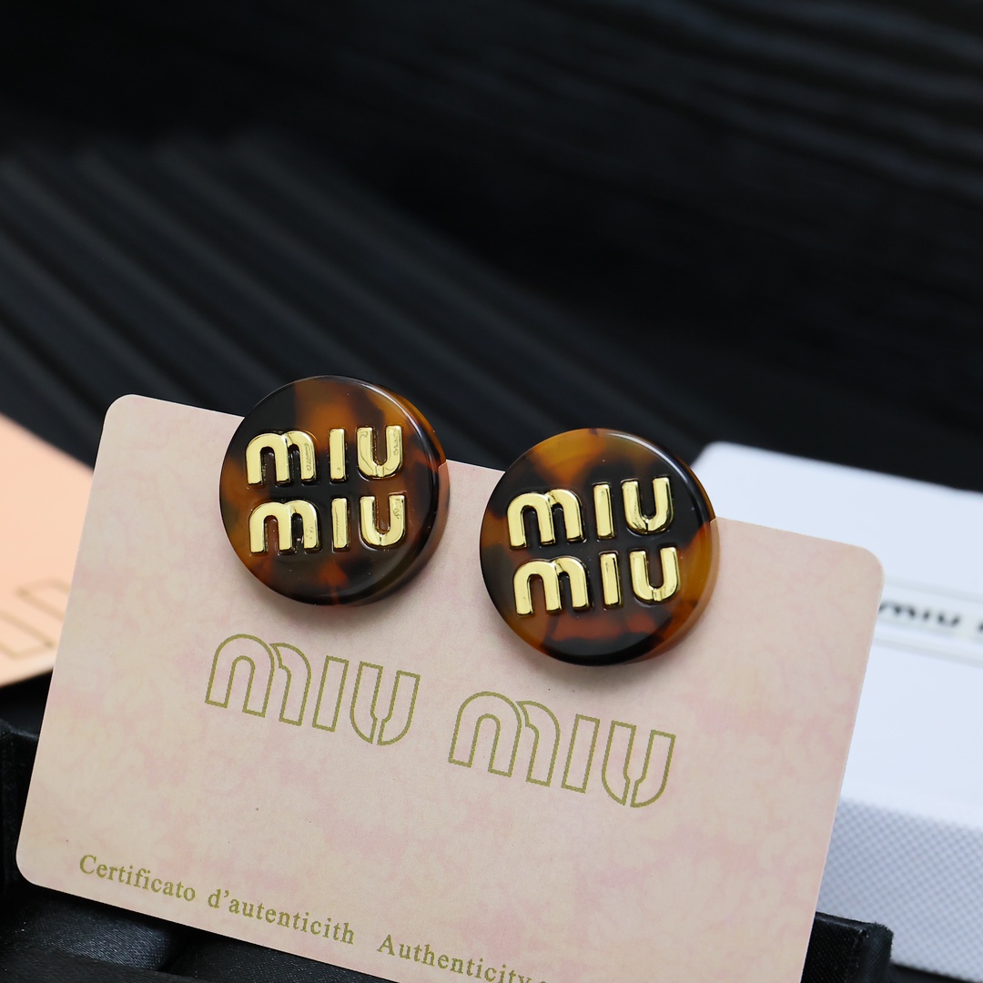  Miu Miu亚克力玳瑁色圆形耳钉 
绝美 miumiu新款玳瑁色圆形耳夹俏皮可爱秋冬单品090045