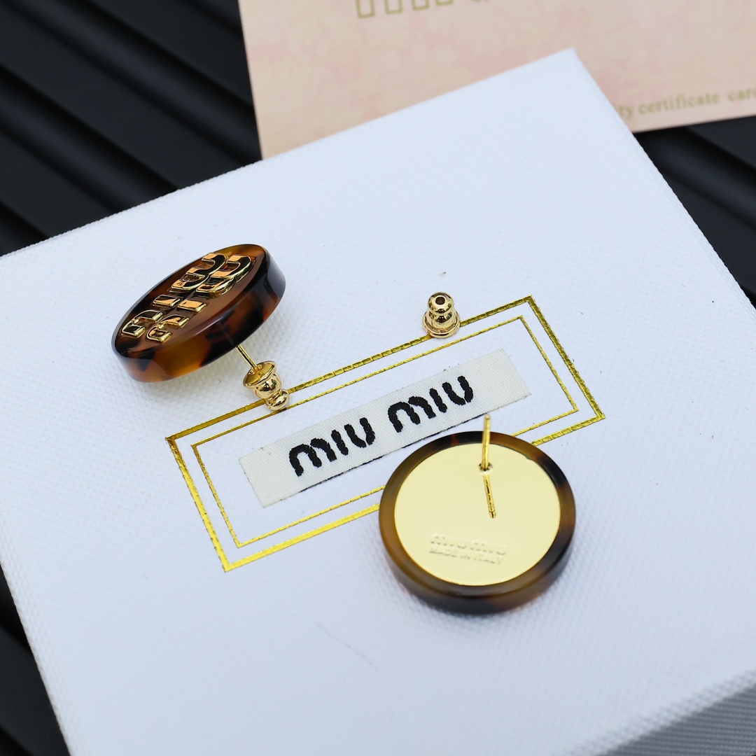  Miu Miu亚克力玳瑁色圆形耳钉 
绝美 miumiu新款玳瑁色圆形耳夹俏皮可爱秋冬单品090045