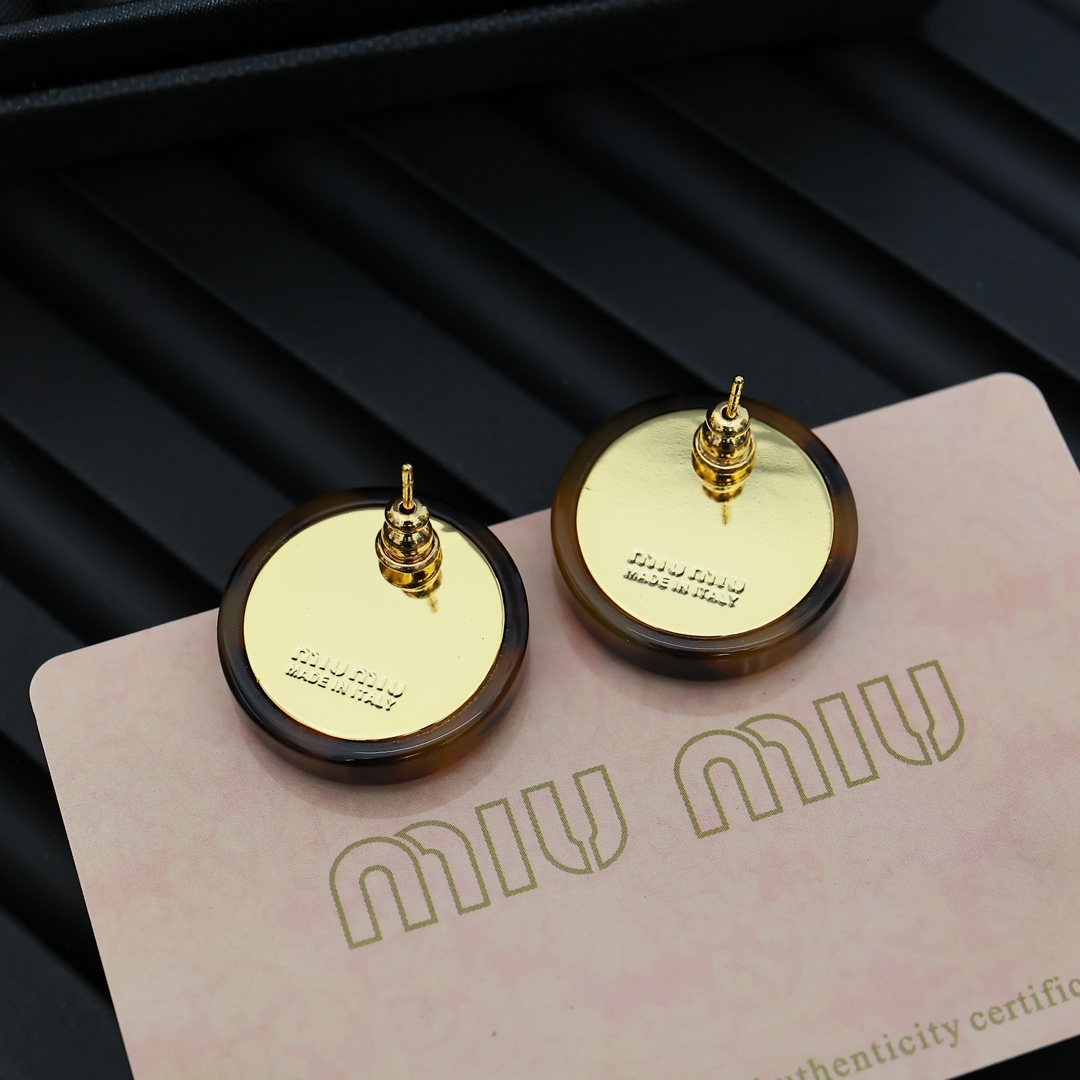  Miu Miu亚克力玳瑁色圆形耳钉 
绝美 miumiu新款玳瑁色圆形耳夹俏皮可爱秋冬单品090045