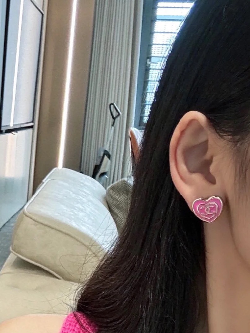  Chanel珐琅爱心耳钉
粉色/奶白色珐琅粉钻桃心系列精致俏皮 
好像小精灵060030