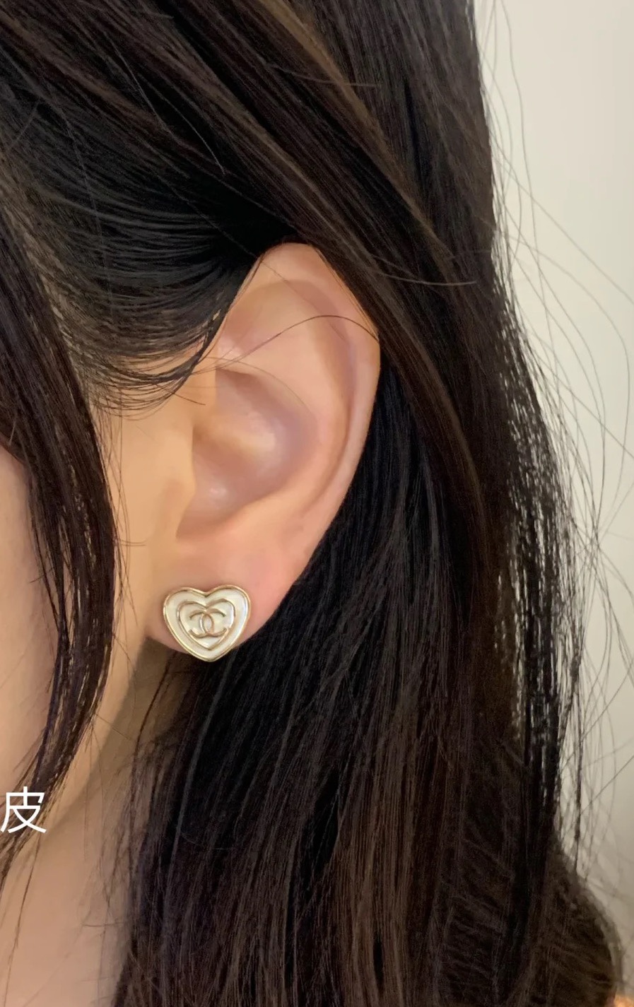  Chanel珐琅爱心耳钉
粉色/奶白色珐琅粉钻桃心系列精致俏皮 
好像小精灵060030