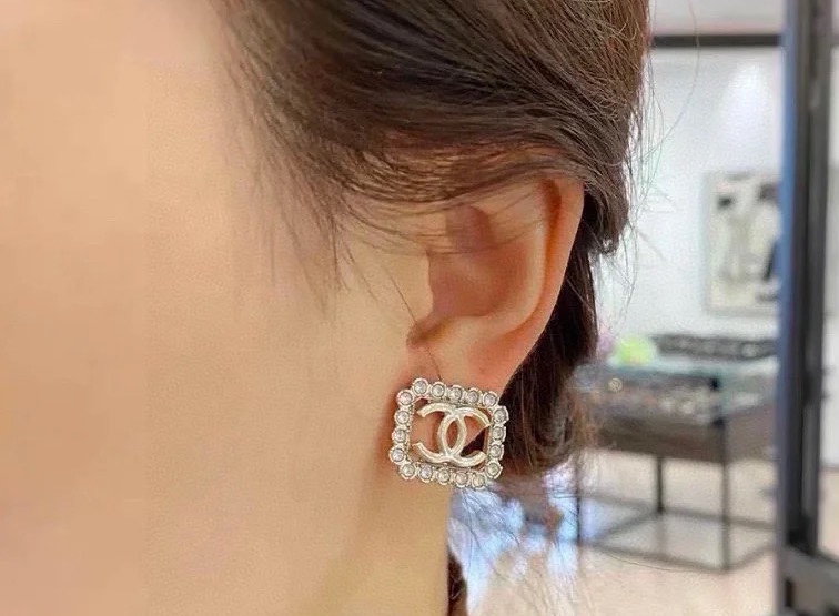 Chanel。。花边方形镂空双c耳钉爆款系列超爱花边钻的设计非常温柔有气质!上边颗颗，强烈推荐 !
