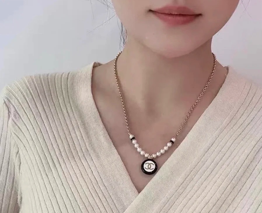  CHANE 黑白纽扣圆形半珍珠半链条项链
珍珠感觉永不过时，也不挑年龄，更不挑服饰，公主风 @ELEN