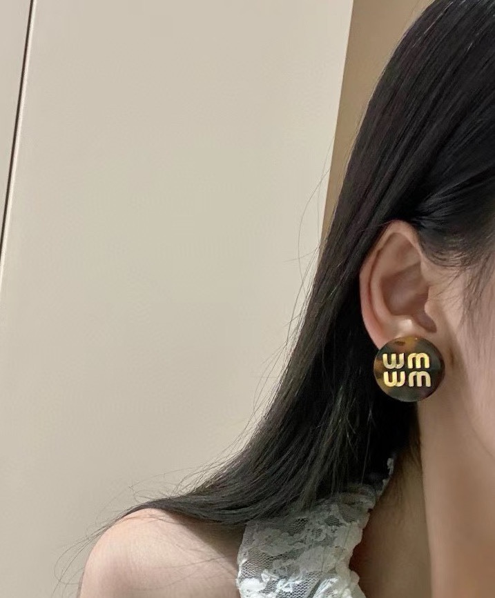  Miu Miu亚克力玳瑁色圆形耳钉 
绝美 miumiu新款玳瑁色圆形耳夹俏皮可爱秋冬单品090045
