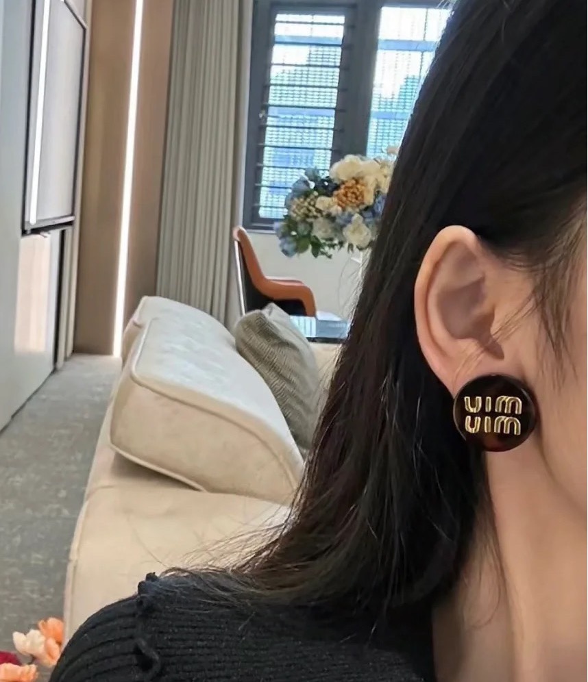  Miu Miu亚克力玳瑁色圆形耳钉 
绝美 miumiu新款玳瑁色圆形耳夹俏皮可爱秋冬单品090045