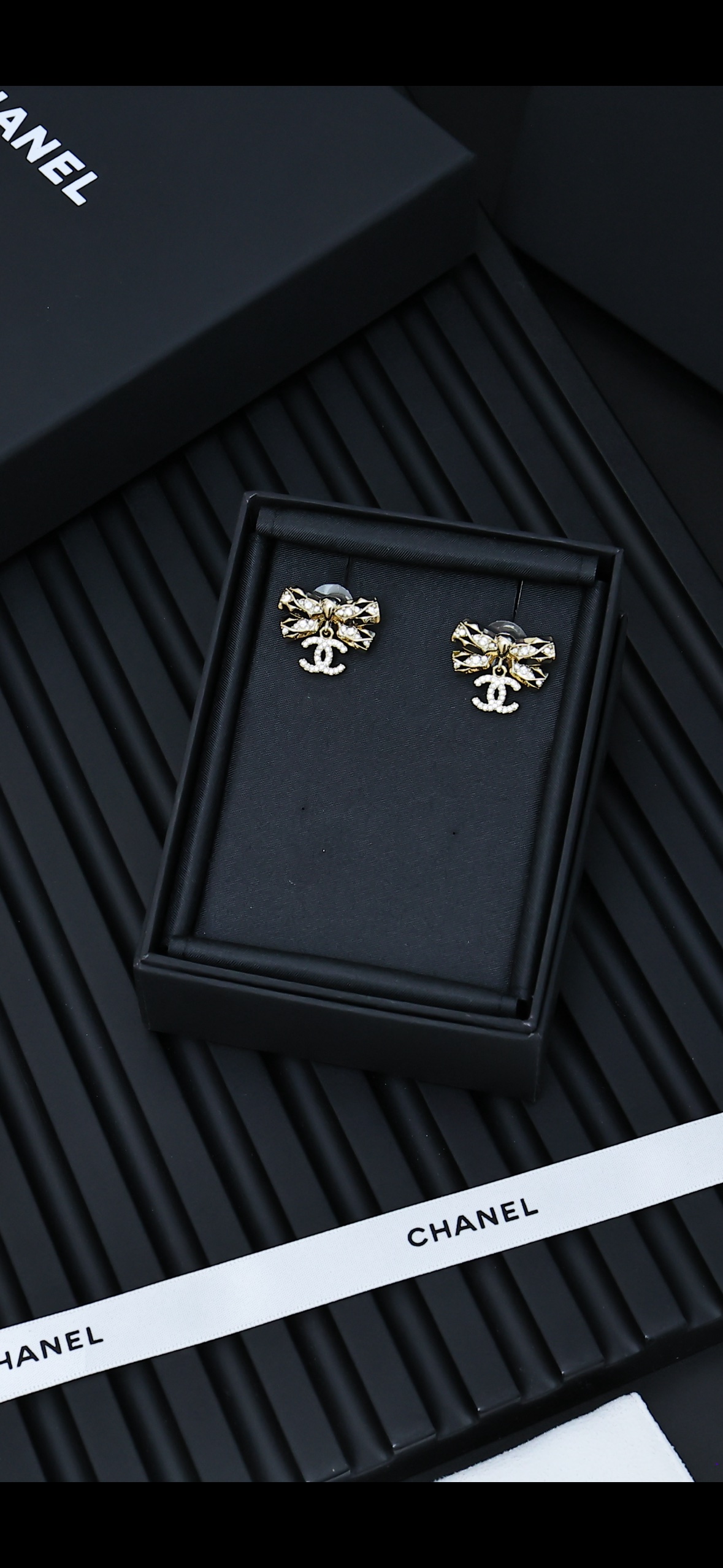 Chanel Chanel 24b 镂空蝴蝶结耳环